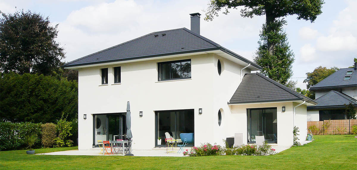 Construction moderne bioclimatique. Sobre et d'une grande élégance, la maison s'épanouit dans la lumière