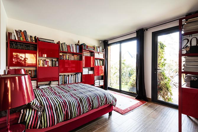 Maison bois piscine Sèvre. La chambre rouge