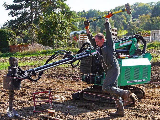 Coup de masse contrôle des pieux terrain Beynes