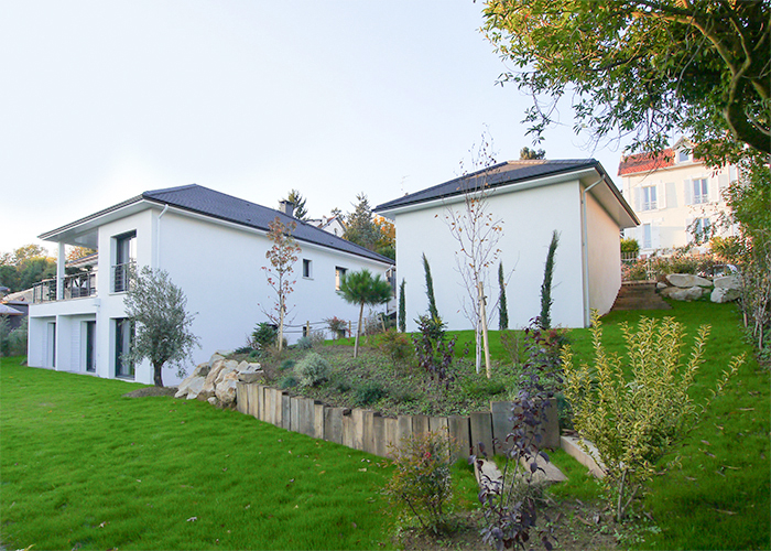 vue du jardin, les deux volumes dont le garage