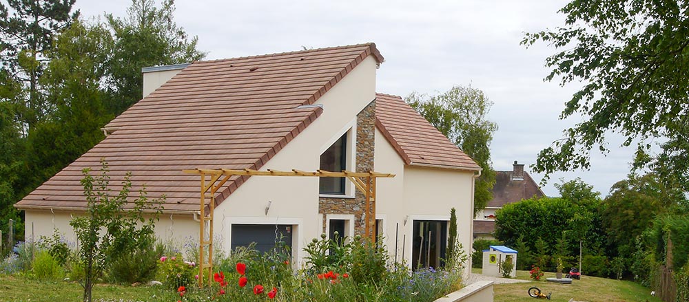 Maison pierre de parement depuis chemin