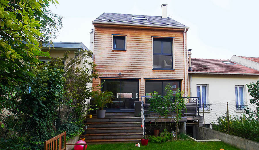 Vue de la partie arrière, avec sa terrasse sur le jardin