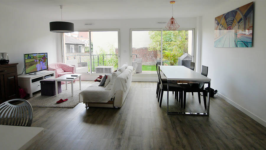 Maison de ville en bois. La vaste salle de séjour. FranceMaisons.idf