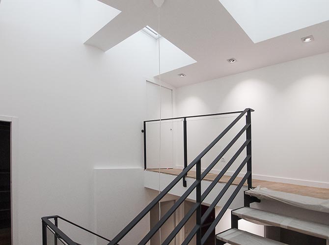 Palier sous Velux. Puits de lumière pour l'escalier